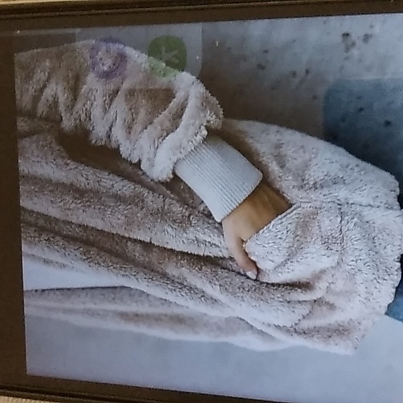 Hooded open front lightweight fuzzy coat - Picture 3 of 5